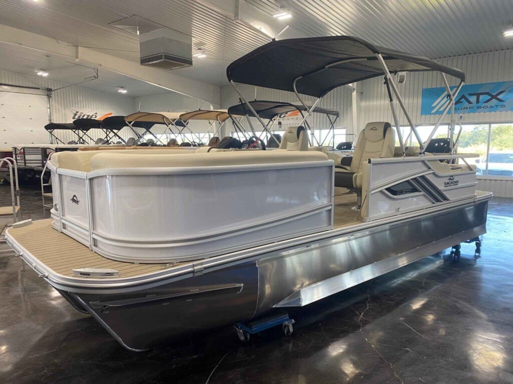 2026 SunCatcher FUSION 322SS at Blackbeard Marine Kingston, photo 5 of 12
