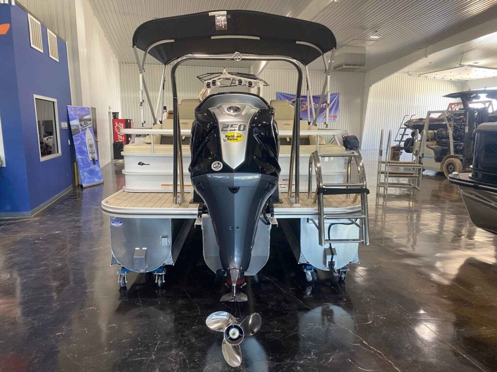 2026 SunCatcher FUSION 322SS at Blackbeard Marine Kingston, photo 6 of 12