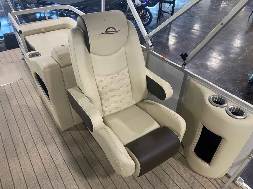 2026 SunCatcher FUSION 322SS at Blackbeard Marine Kingston, photo 10 of 12