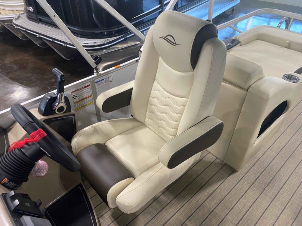 2026 SunCatcher FUSION 322SS at Blackbeard Marine Kingston, photo 11 of 12