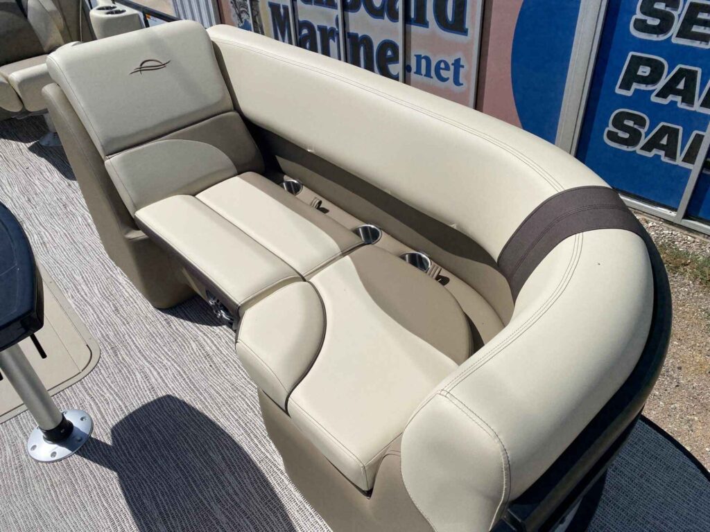 2027 SunCatcher SELECT 322SS at Blackbeard Marine Kingston, photo 8 of 13