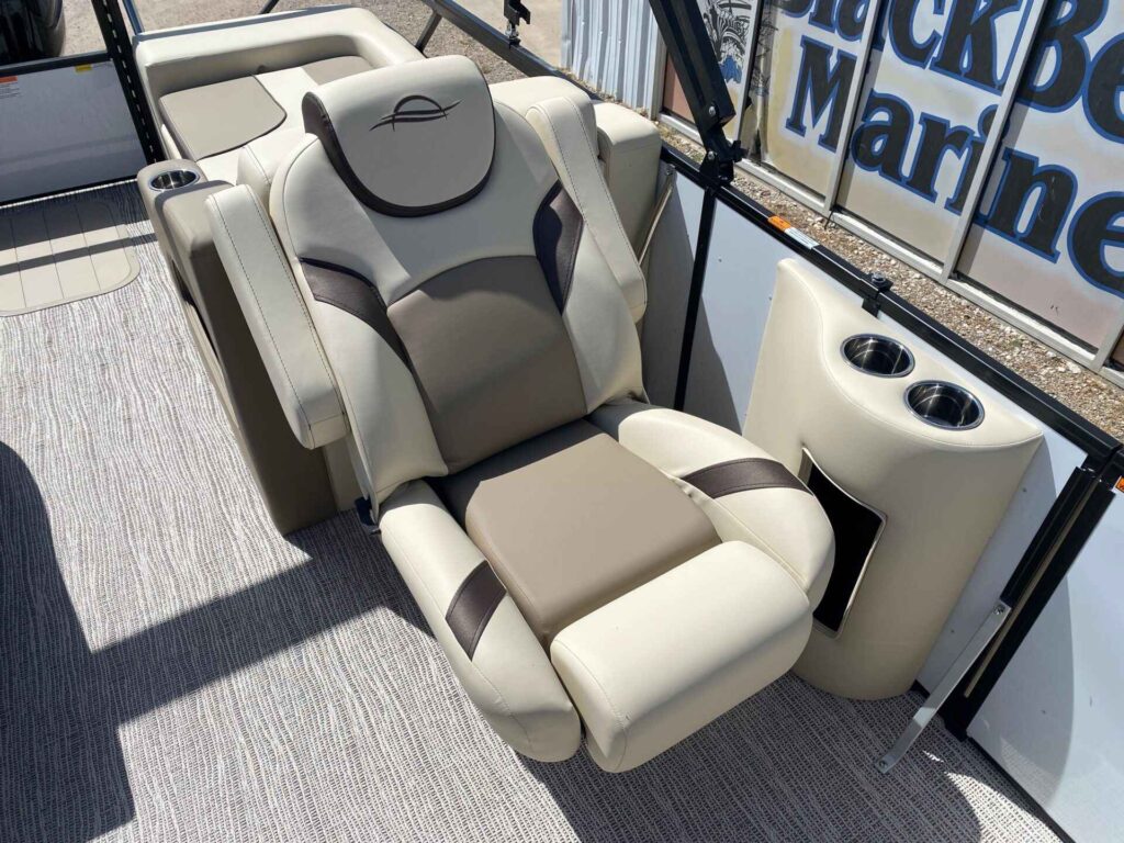 2027 SunCatcher SELECT 322SS at Blackbeard Marine Kingston, photo 10 of 13