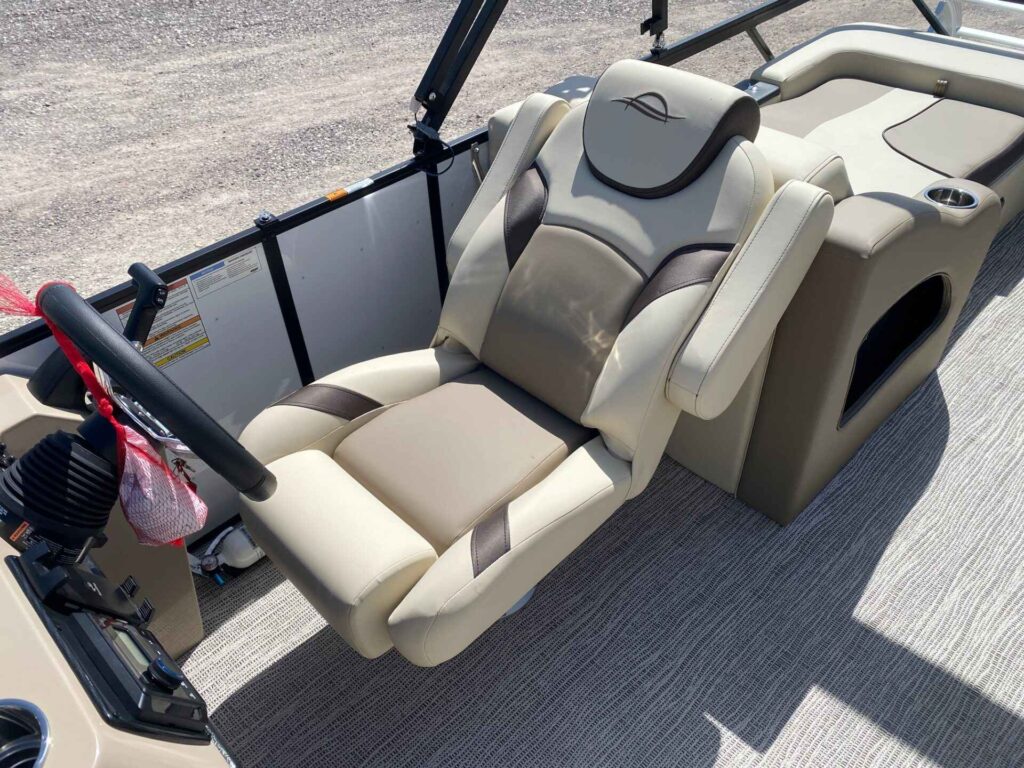 2027 SunCatcher SELECT 322SS at Blackbeard Marine Kingston, photo 11 of 13
