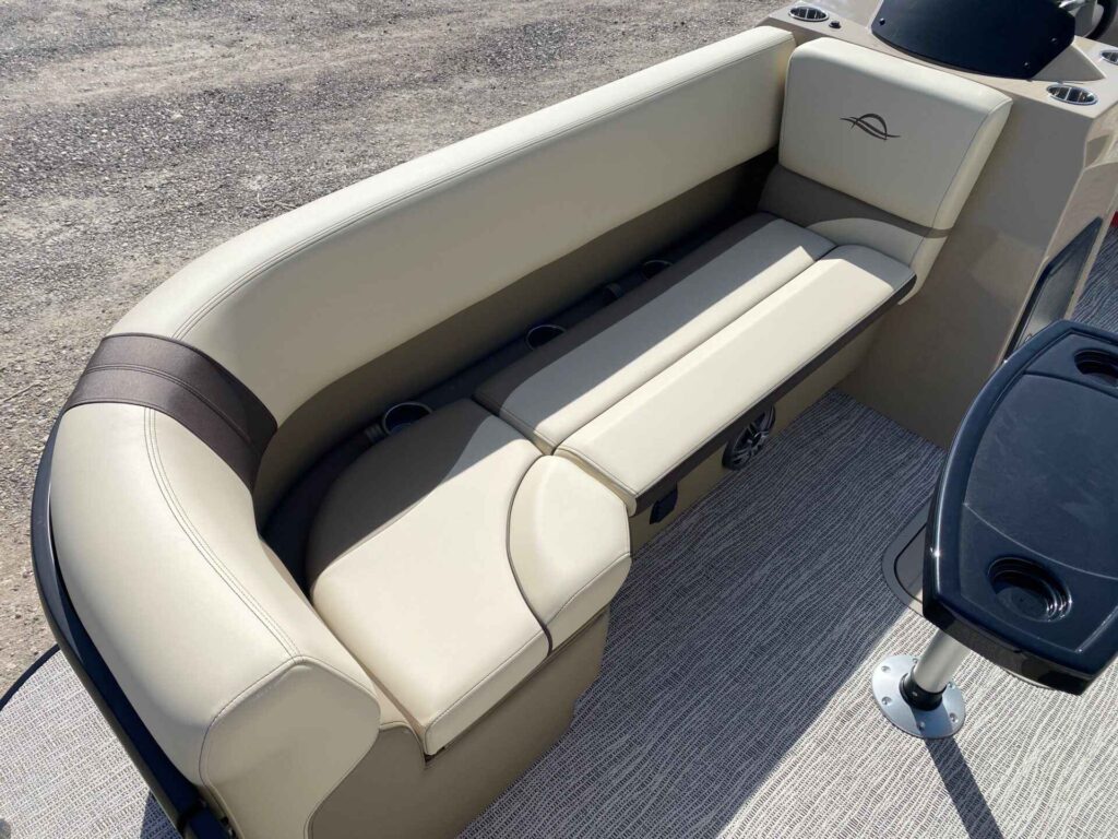 2027 SunCatcher SELECT 322SS at Blackbeard Marine Kingston, photo 9 of 13