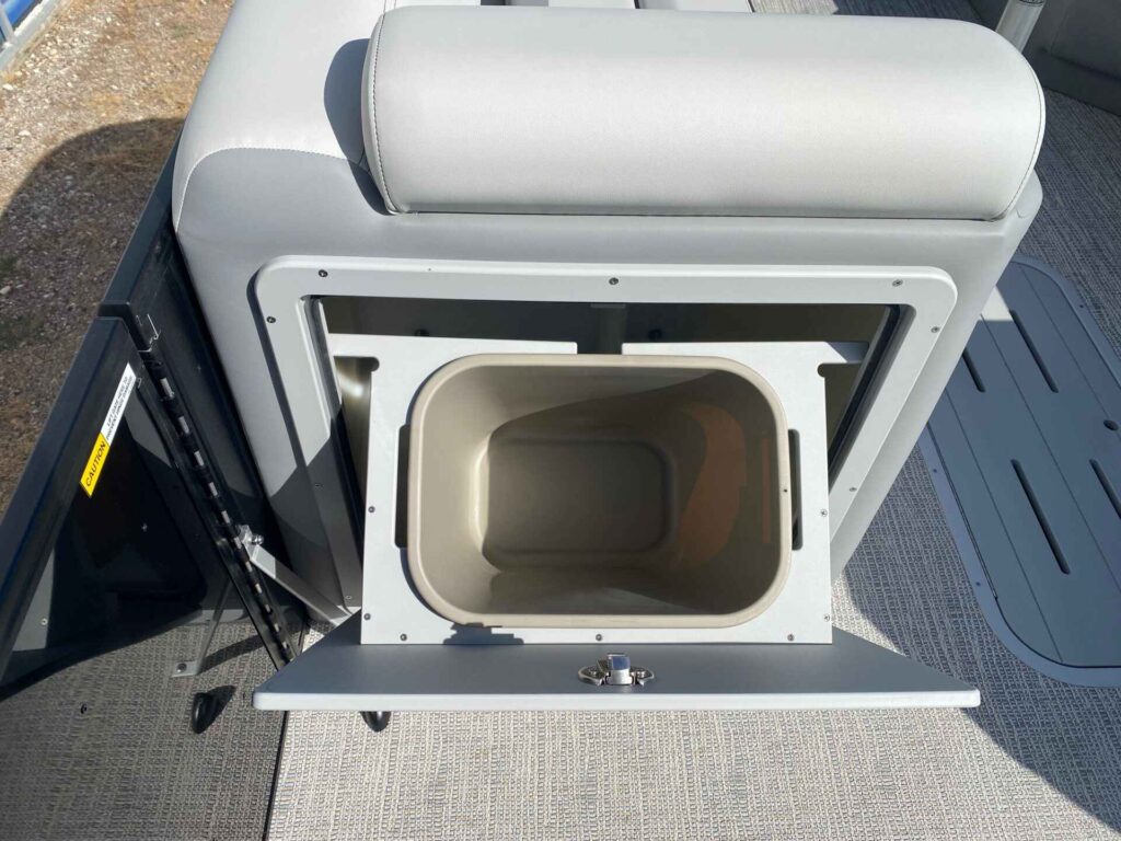 2027 SunCatcher SELECT 324RC at Blackbeard Marine Kingston, photo 14 of 14