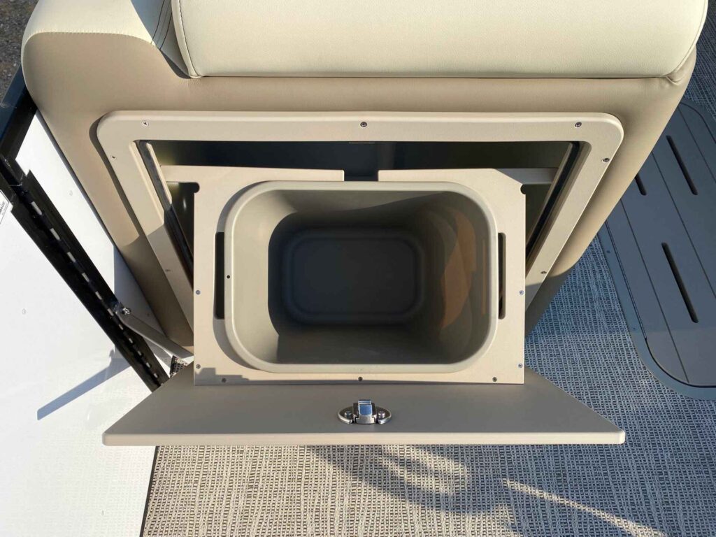 2027 SunCatcher SELECT 324RC at Blackbeard Marine Kingston, photo 14 of 14