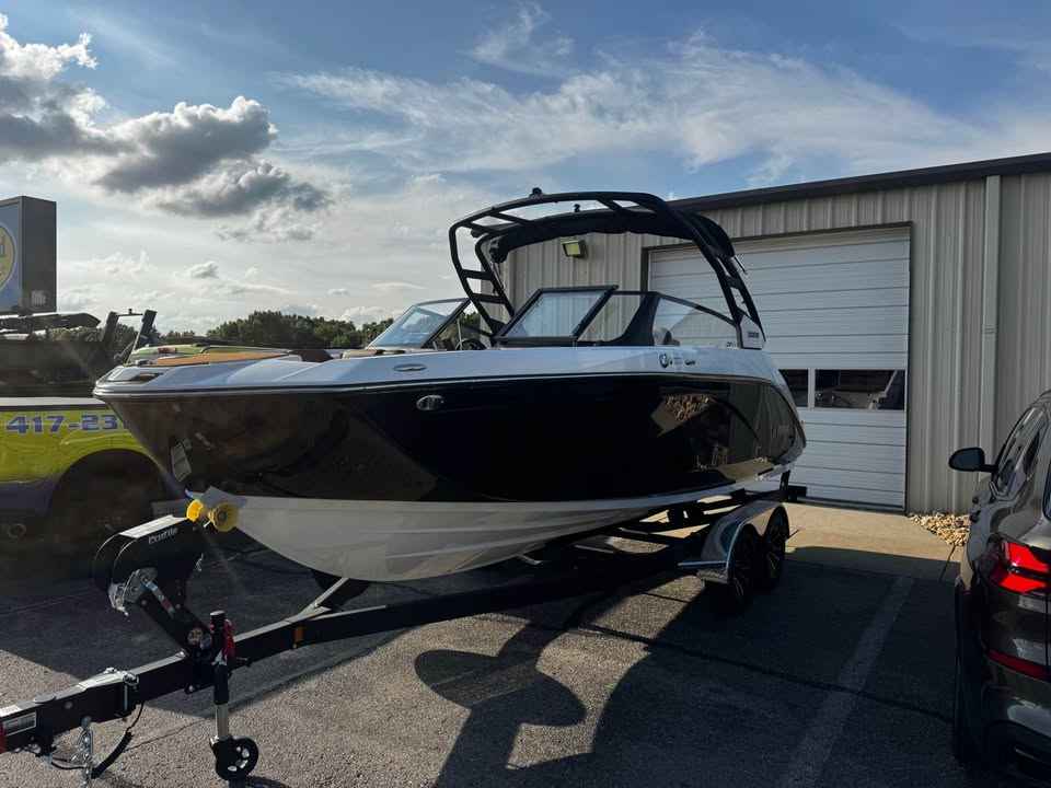 2027 Yamaha Boat 222SD Jet Boat (YB421G627)