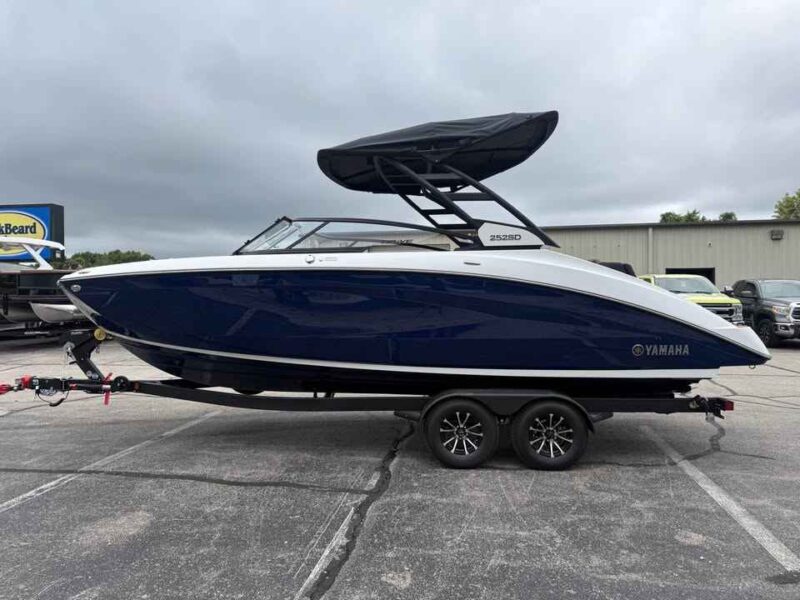 2027 Yamaha Boat 252SD Jet Boat (YB261H627)