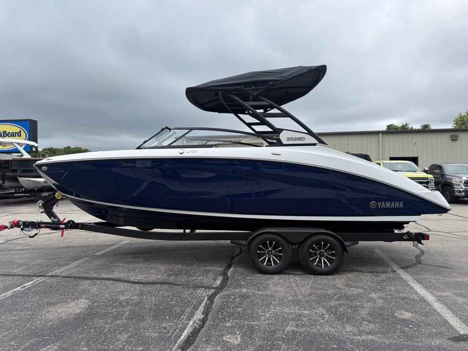 2027 Yamaha Boat 252SD Jet Boat (YB261H627)