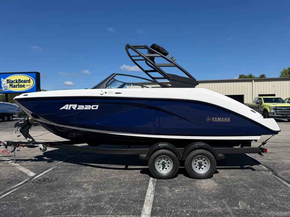 2027 Yamaha Boat AR220 Jet Boat (YB055G627)