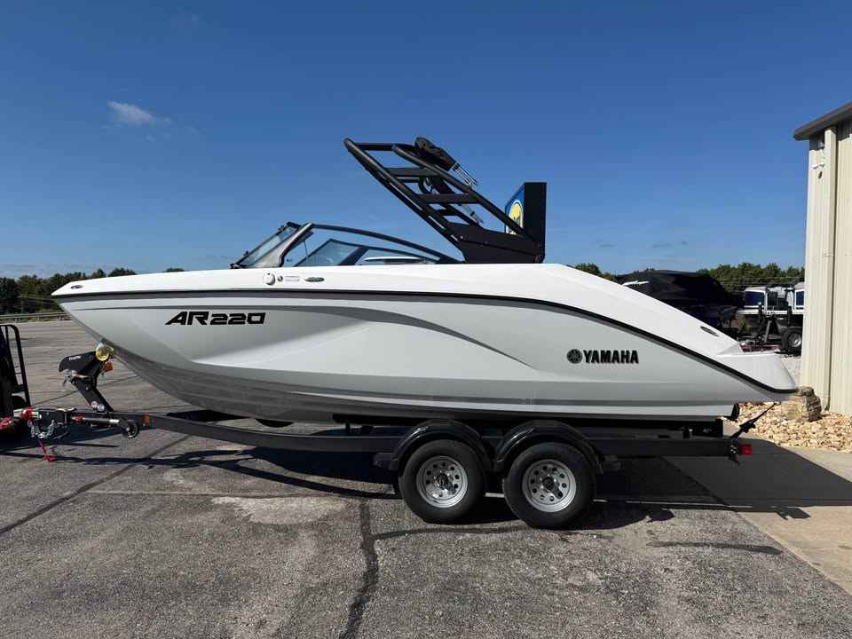 2027 Yamaha Boat AR220 Jet Boat (YB271H627)